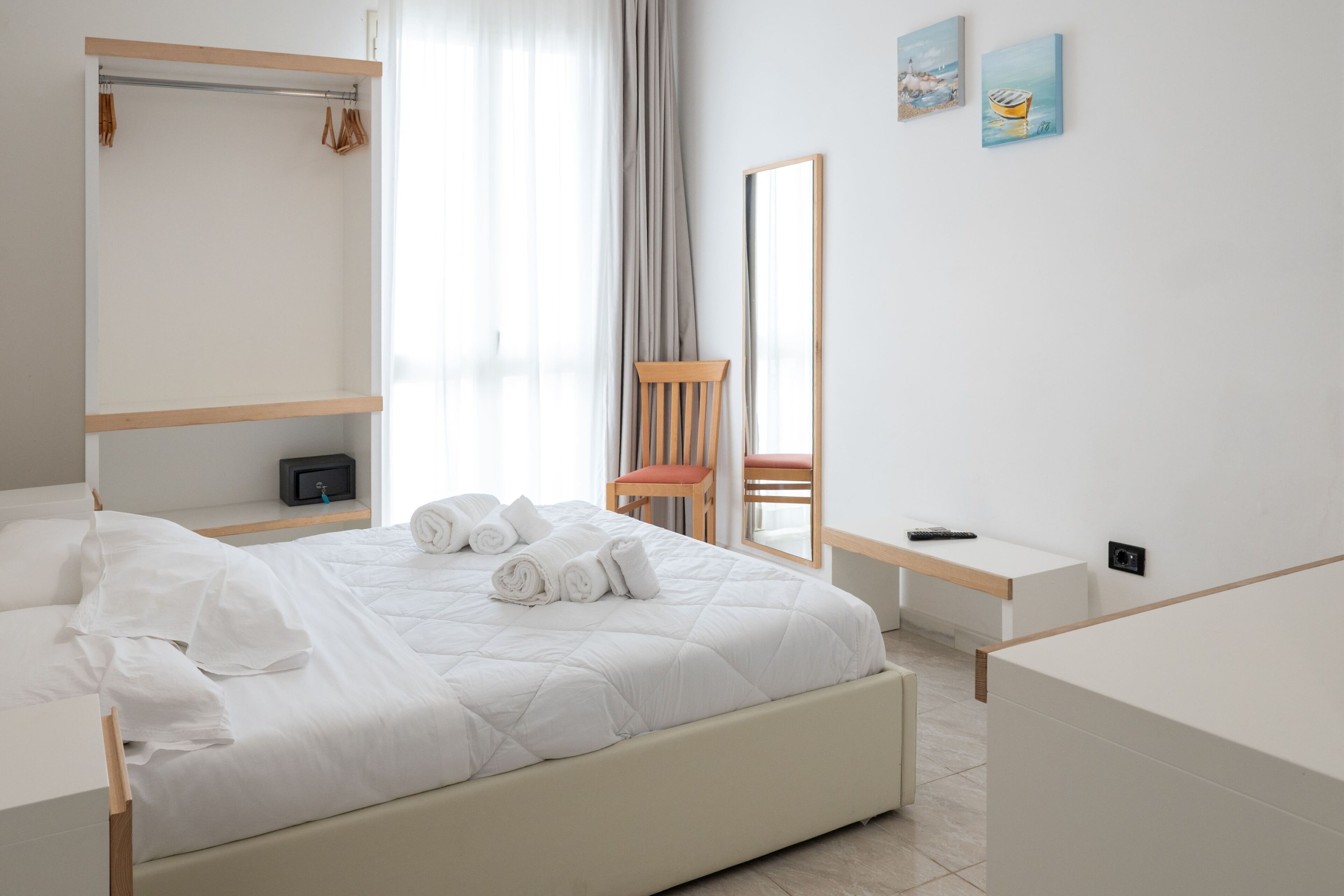 Tweepersoonskamer | Een minibar, een kluis op de kamer, een bureau, babybedden
