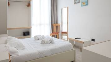 Tweepersoonskamer | Een minibar, een kluis op de kamer, een bureau, babybedden