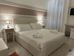 Dobbeltrom | Minibar, safe på rommet, skrivebord og barnesenger