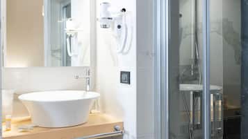 Quadruple Room | Bathroom | Shower, free toiletries, hair dryer, towels