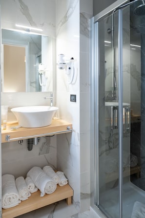 Quadruple Room | Bathroom | Shower, free toiletries, hair dryer, towels - Hotiday Porto Cesareo (Porto Cesareo)