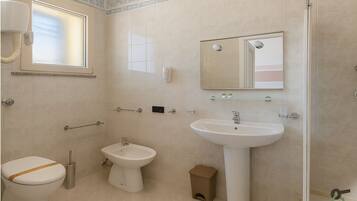 Douche, articles de toilette gratuits, sĂšche-cheveux