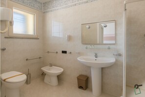 Shower, free toiletries, hair dryer, towels