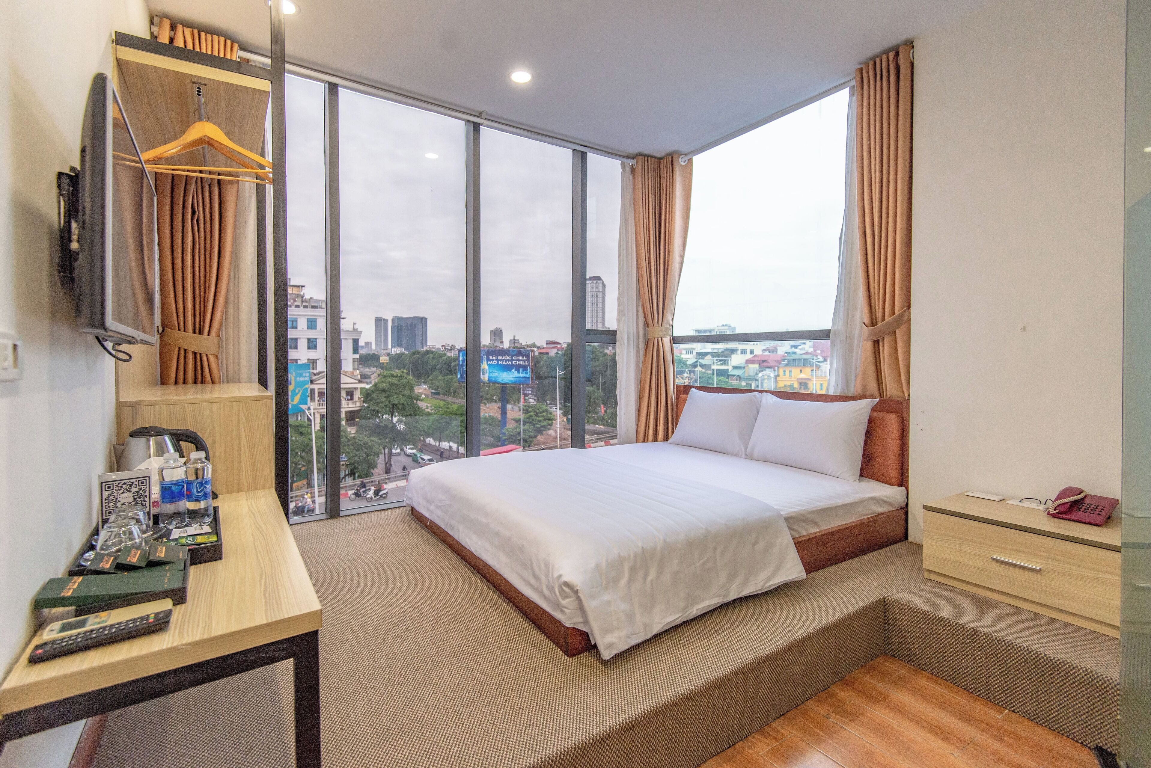 Deluxe Room, City View | Blackout drapes, free WiFi