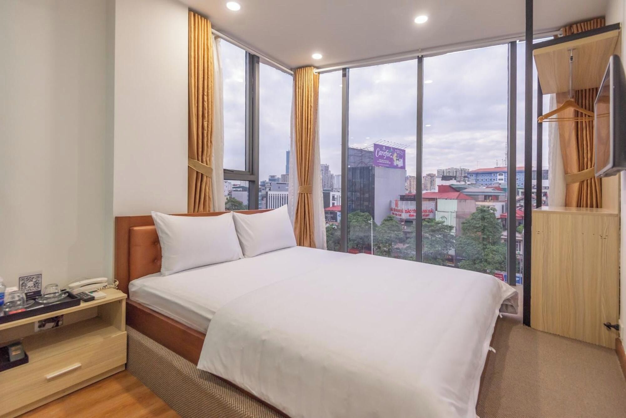 Deluxe Room, City View | Blackout drapes, free WiFi