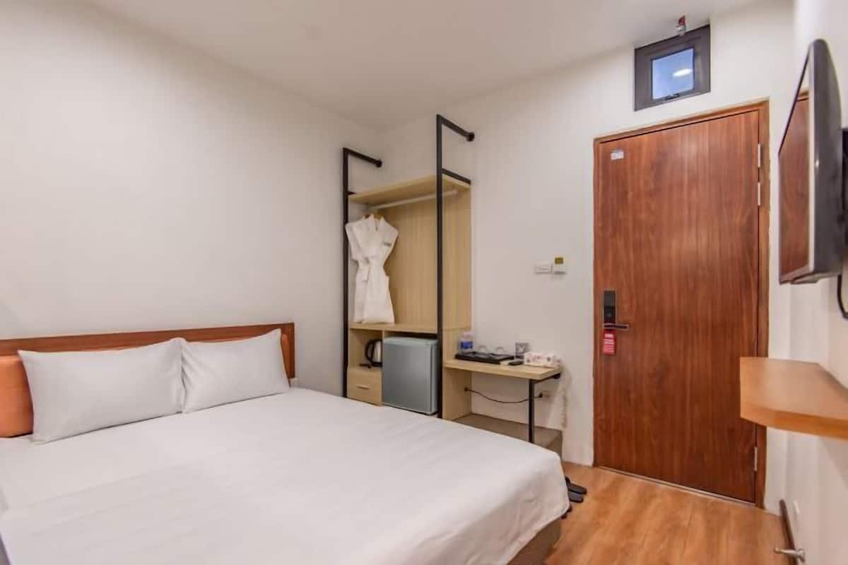 Blackout drapes, free WiFi