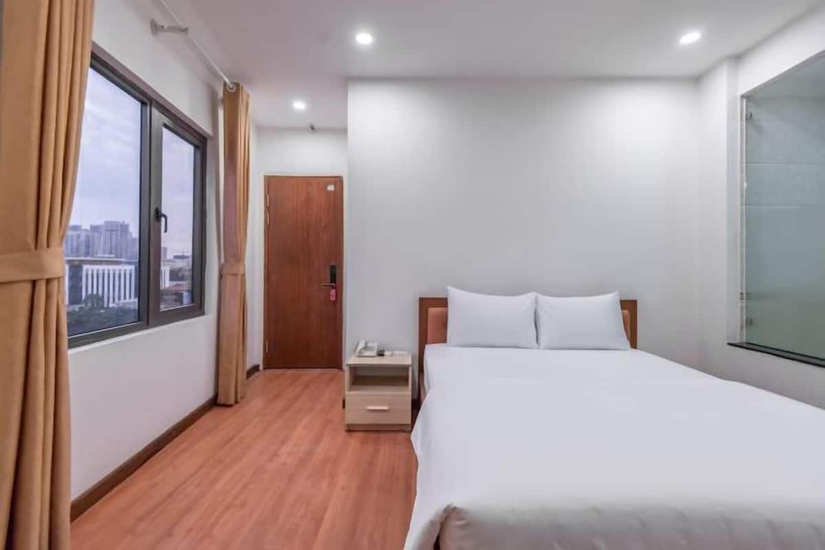 Blackout drapes, free WiFi