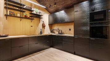 Een koelkast, een magnetron, een oven, een kookplaat