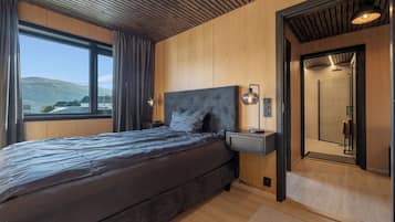 5 bedrooms, desk, iron/ironing board, WiFi