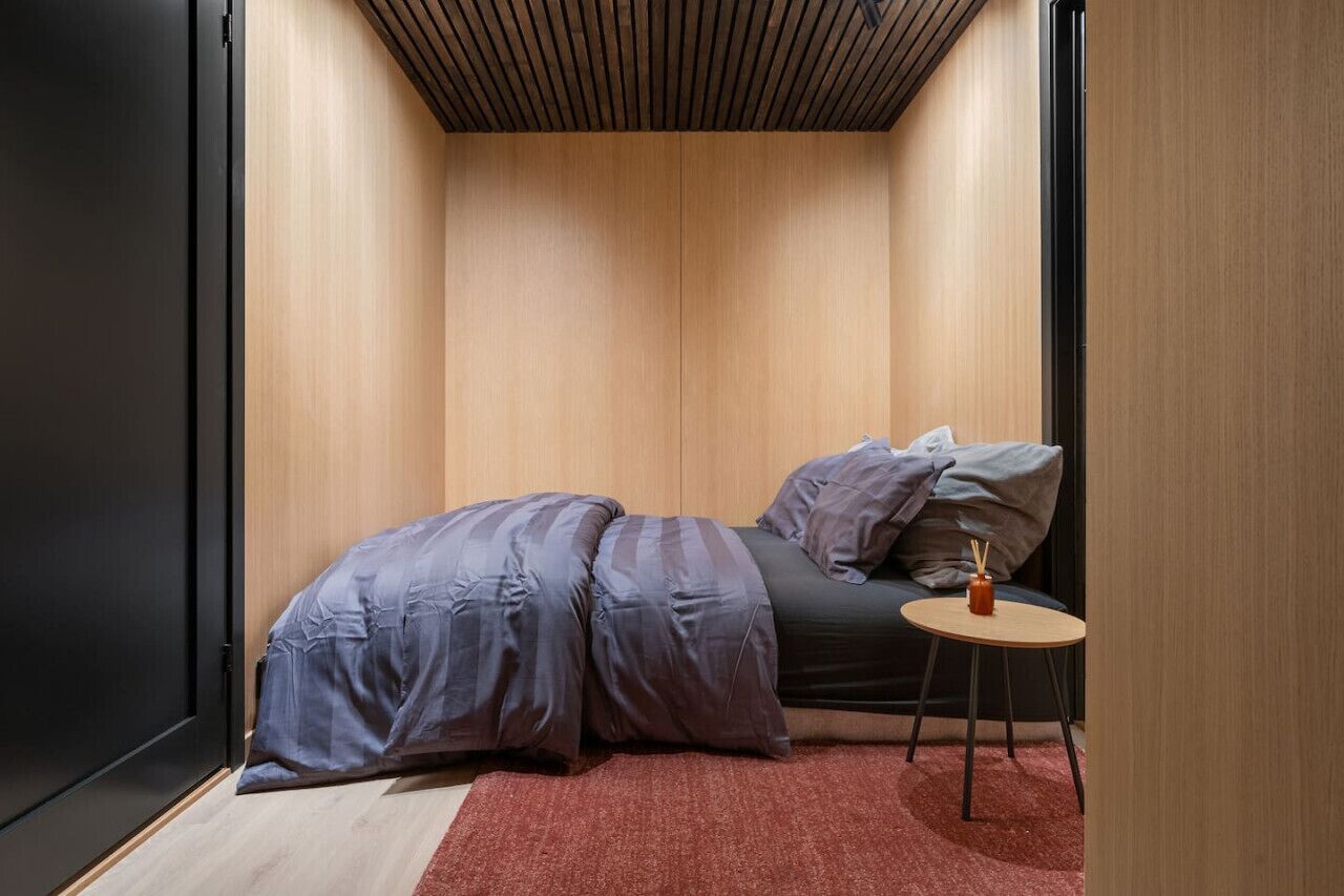 5 bedrooms, desk, iron/ironing board, WiFi