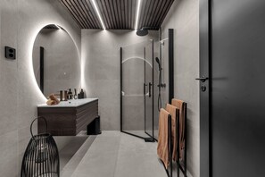Hair dryer, towels, soap, toilet paper - Villa Panorama by Arctic Seasons|Luxury Home| View (Tromsø)