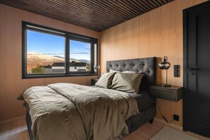 5 slaapkamers, een bureau, een strijkplank/strijkijzer, wifi