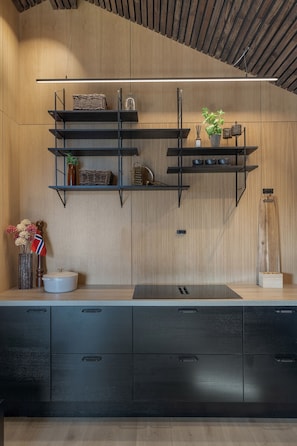 Een koelkast, een magnetron, een oven, een kookplaat