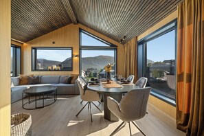 Dining - Villa Panorama by Arctic Seasons|Luxury Home| View (Tromsø)