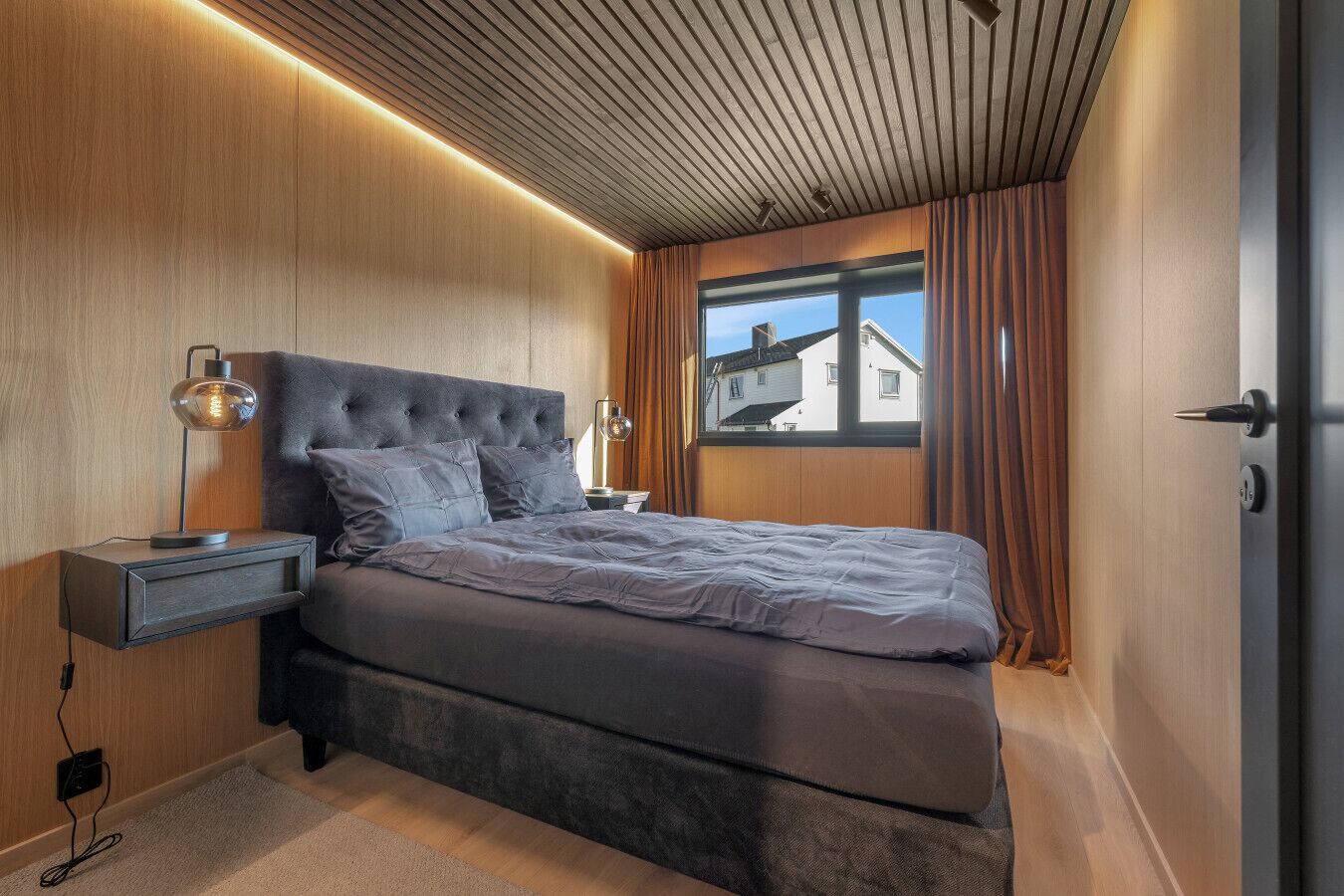 5 Schlafzimmer, Schreibtisch, Bügeleisen/Bügelbrett, WLAN