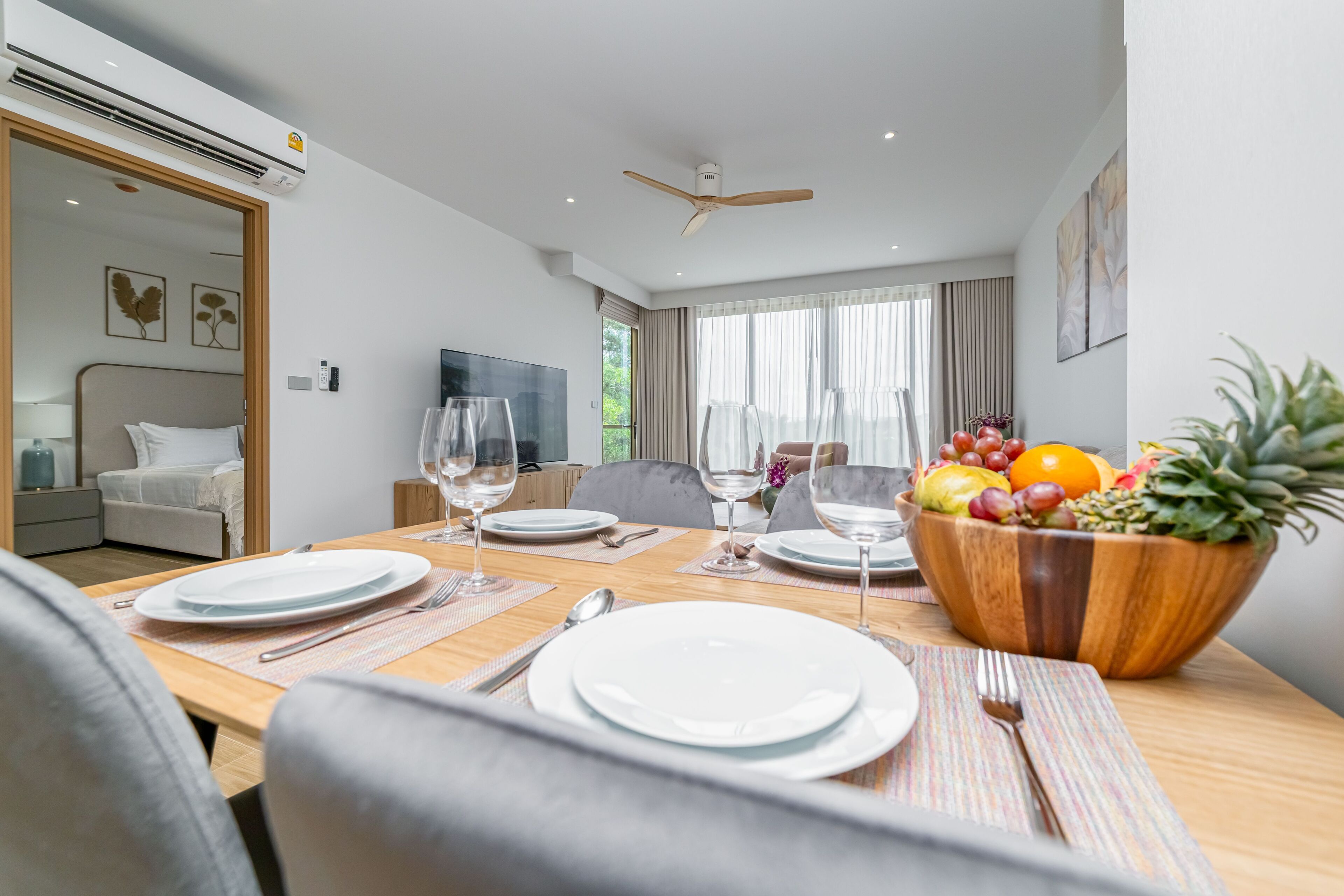 Apartamento júnior, varanda | Opções para refeição no quarto