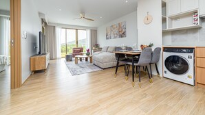 Junior Apart Daire, Veranda | Oturma odası | Dijital TV kanalları bulunan 50 inç LCD televizyon 