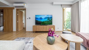 Junior Apart Daire, Veranda | Oturma alanı | Dijital TV kanalları bulunan 50 inç LCD televizyon 