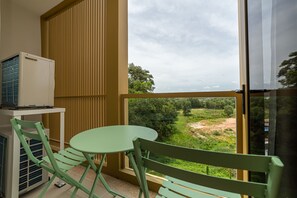 Terrace/patio - Seaside 1BR 200 m to BangTao beach (Choeng Thale)