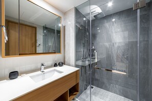 Shower, free toiletries, hair dryer, towels - Seaside 1BR 200 m to BangTao beach (Choeng Thale)