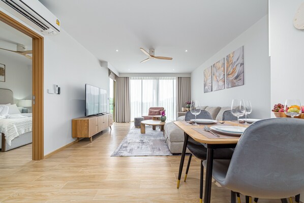 Junior Apartment, Patio | In-room dining