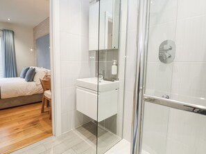 3 عدّة غرف نوم وبديكورات فريدة لكل غرفة وطراز فريد لكل وحدة