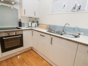 Lave-vaisselle, batterie de cuisine, vaisselle et ustensiles