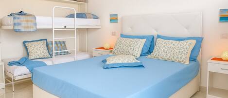 Neljän hengen huone | Tallelokero huoneessa, ilmainen Wi-Fi, vuodevaatteet