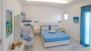 Vierpersoonskamer | Een kluis op de kamer, gratis wifi, beddengoed