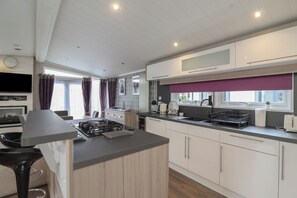 Cookware/dishes/utensils - Whistler (Wimborne)