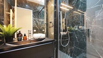 Appartement | Badkamer | Een haardroger, handdoeken, shampoo