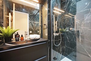 Appartement | Badkamer | Een haardroger, handdoeken, shampoo