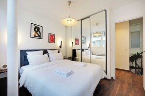 Appartement | Een laptopwerkplek, een strijkplank/strijkijzer, beddengoed