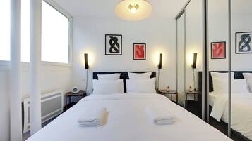 Departamento | Espacio para trabajar con laptop y tabla de planchar con plancha