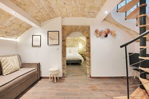 Huoneisto | Kannettavalle tietokoneelle sopiva työtila, silitysrauta/-lauta