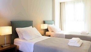 Comfort-Apartment, 2 Schlafzimmer, Balkon, eingeschränkter Meerblick | Laptopgeeigneter Arbeitsplatz, schallisolierte Zimmer