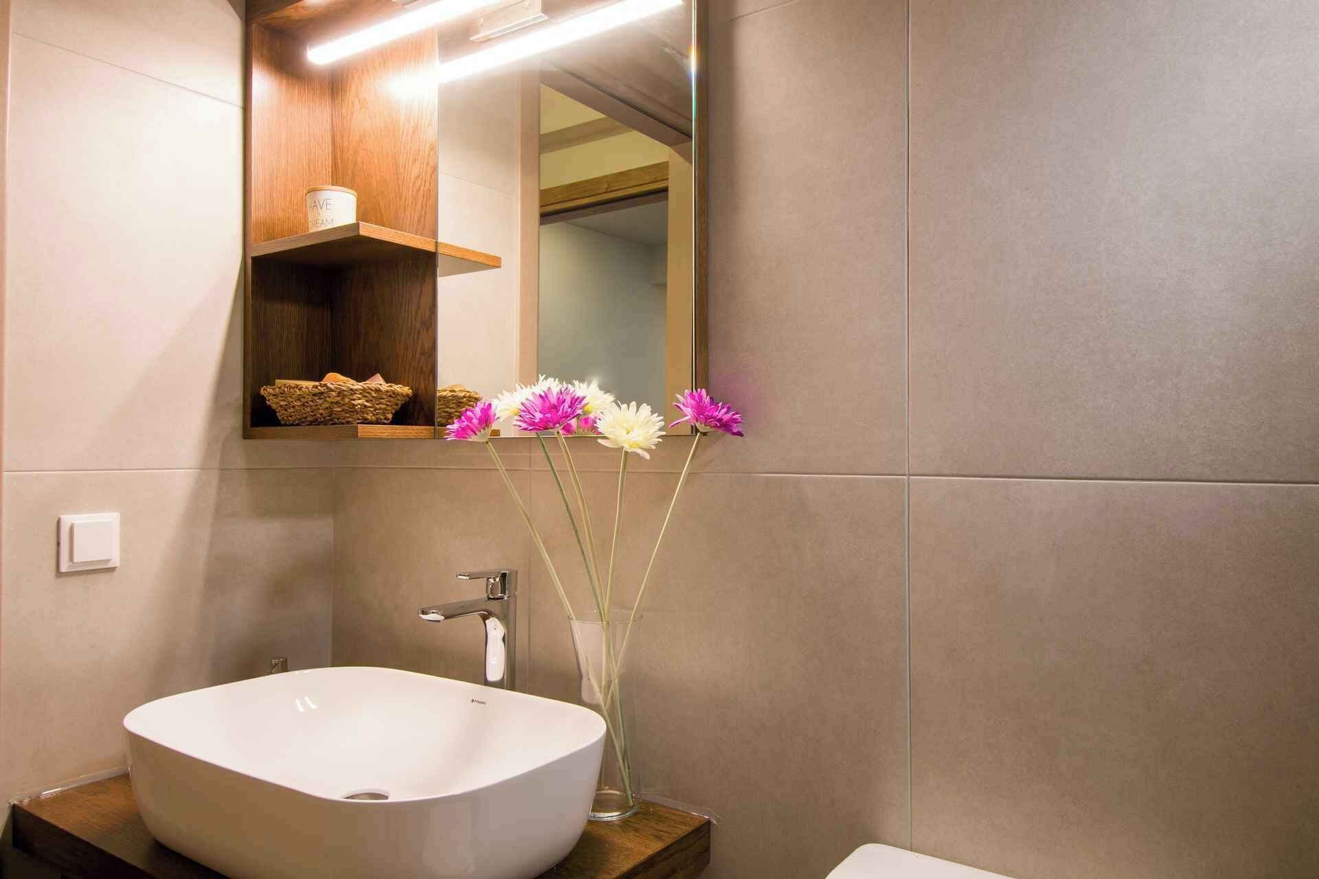 Studio Confort, balcon, vue sur le jardin | Salle de bain | Douche, séchoir à cheveux, pantoufles, serviettes fournies