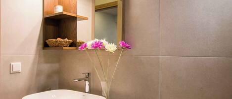 Studio Confort, balcon, vue sur le jardin | Salle de bain | Douche, séchoir à cheveux, pantoufles, serviettes fournies