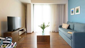 Apartamento conforto, 2 quartos, sacada, vista parcial para o mar | Área de estar