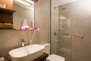 Comfort-Studio, Balkon, Gartenblick | Badezimmer | Dusche, Haartrockner, Hausschuhe, Handtücher