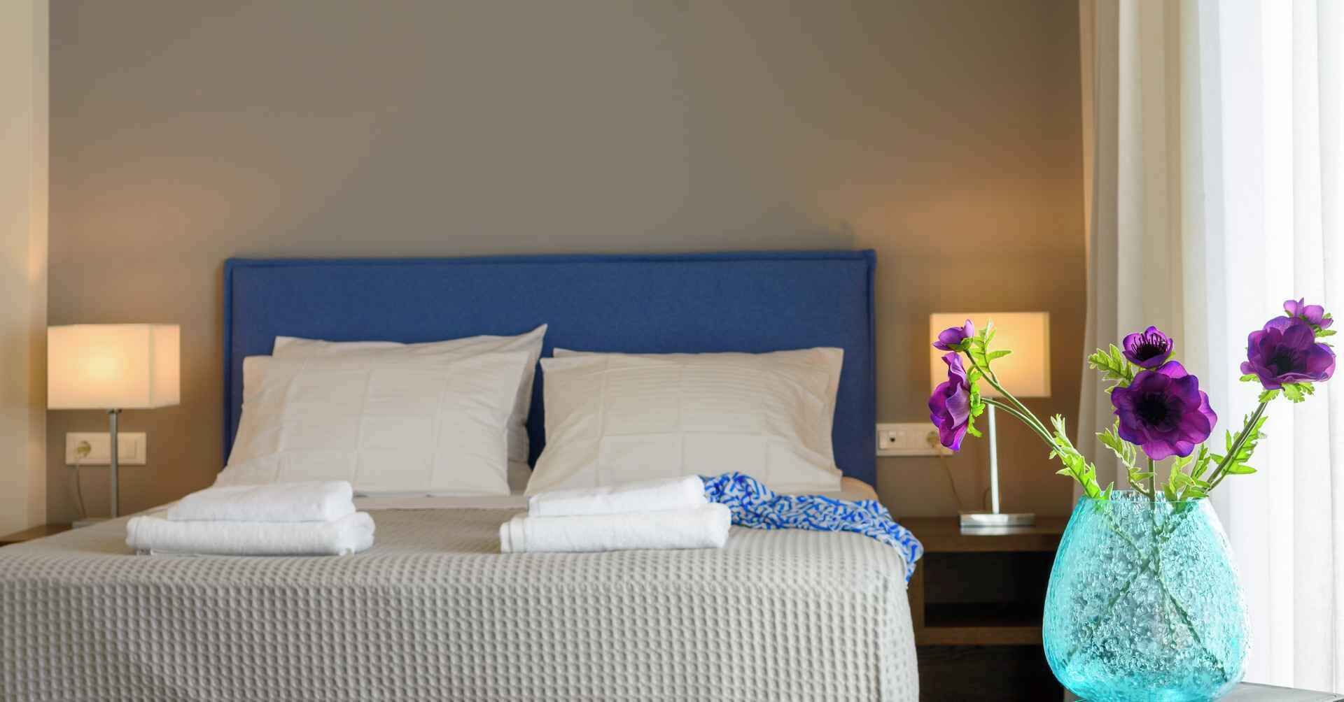 Suíte estúdio superior, vista para o jardim | Espaço de trabalho para notebook, quartos à prova de som