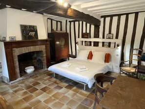 4 bedrooms, iron/ironing board, free WiFi