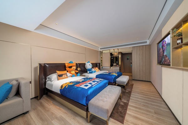 Minibar con artículos gratuitos y escritorio