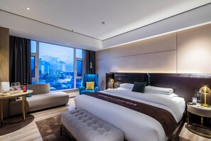 Free minibar, desk, laptop workspace, soundproofing - Lijiang Old Town Echarm Plus Hotel (Lijiang)