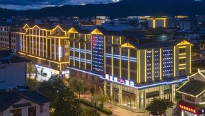 Een hotel met een modern design, met een opvallende ingang en meerdere verdiepingen.