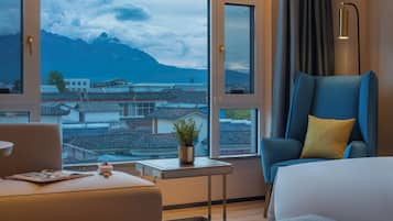 Suite Confort, vista a la ciudad | Artículos del minibar gratis y escritorio