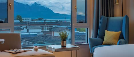 Free minibar, desk, laptop workspace, free WiFi
