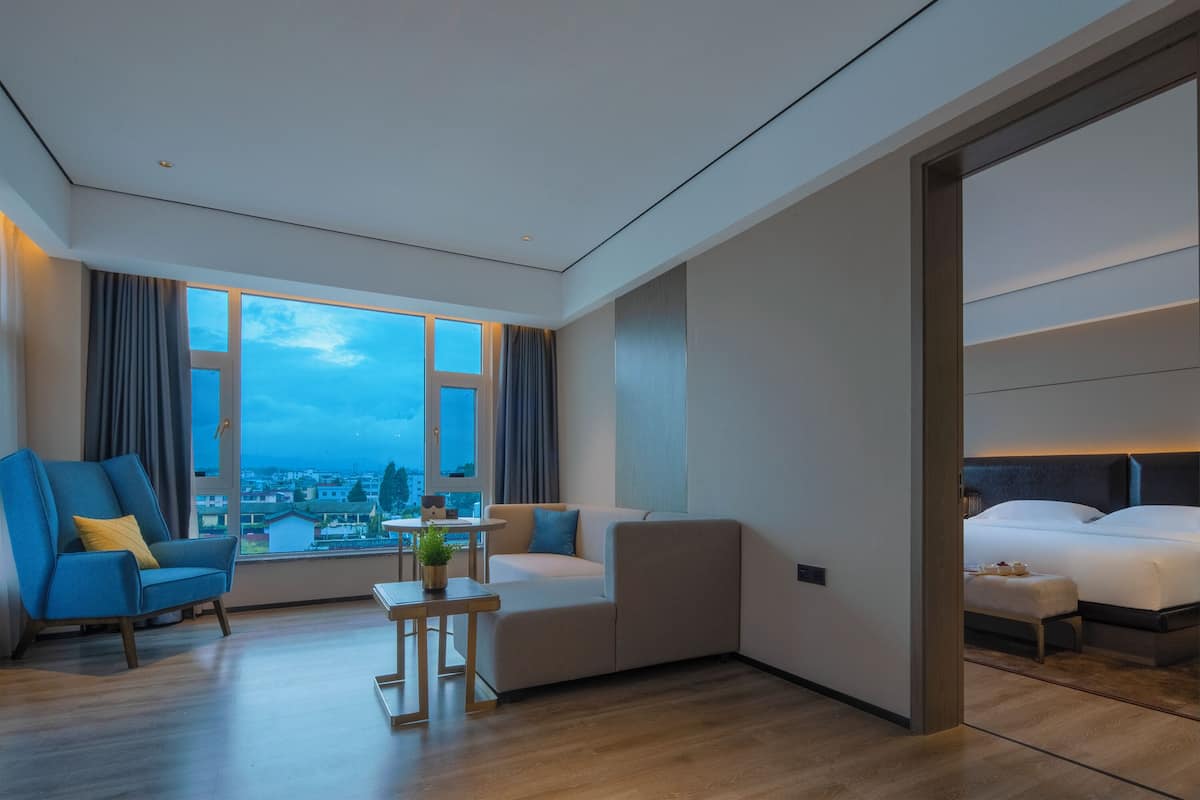 Minibar con artículos gratuitos y escritorio