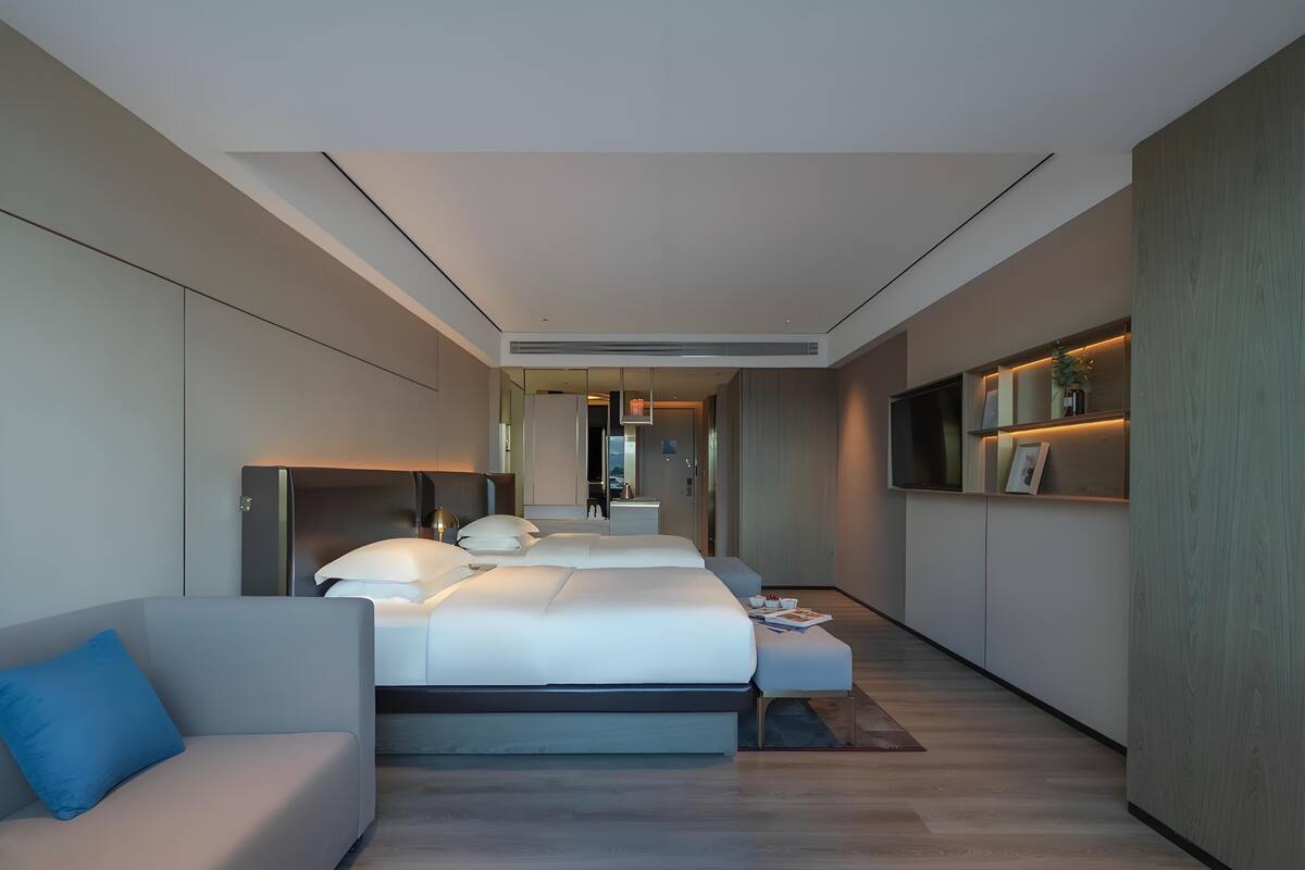 Minibar con artículos gratuitos y escritorio