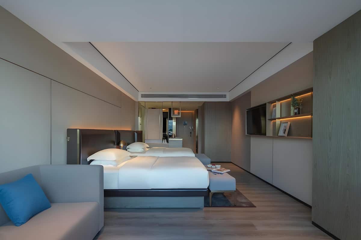 Habitación superior con 2 camas individuales, vista a la ciudad | Artículos del minibar gratis y escritorio